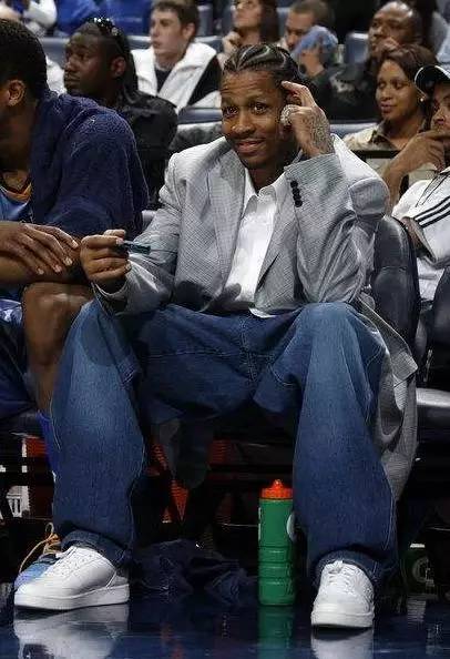 队报：巴黎在考虑引进一名右路后防多面手，有意埃里克-加西亚（队报：巴黎考虑补强右路防线，锁定多面手埃里克-加西亚）