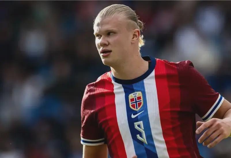 萨拉赫晒圣诞家庭照引争议，目前正随队征战非洲杯（晒圣诞家庭照惹争议，萨拉赫正随队征战非洲杯）