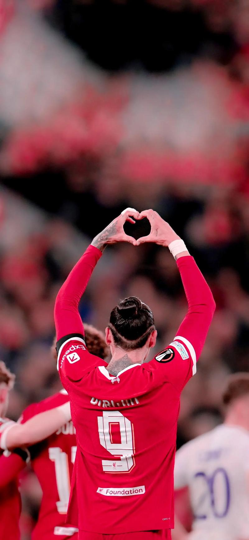 TA：因现代足球重视边路与攻防转换，菱形中场阵型已几乎绝迹（TA：边路与攻防转换当道，菱形中场阵型几近消失）