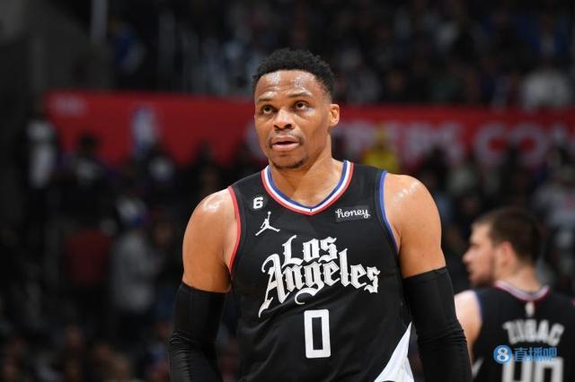 足球战术的新趋势：全能化（足球战术新风向：多面手化）