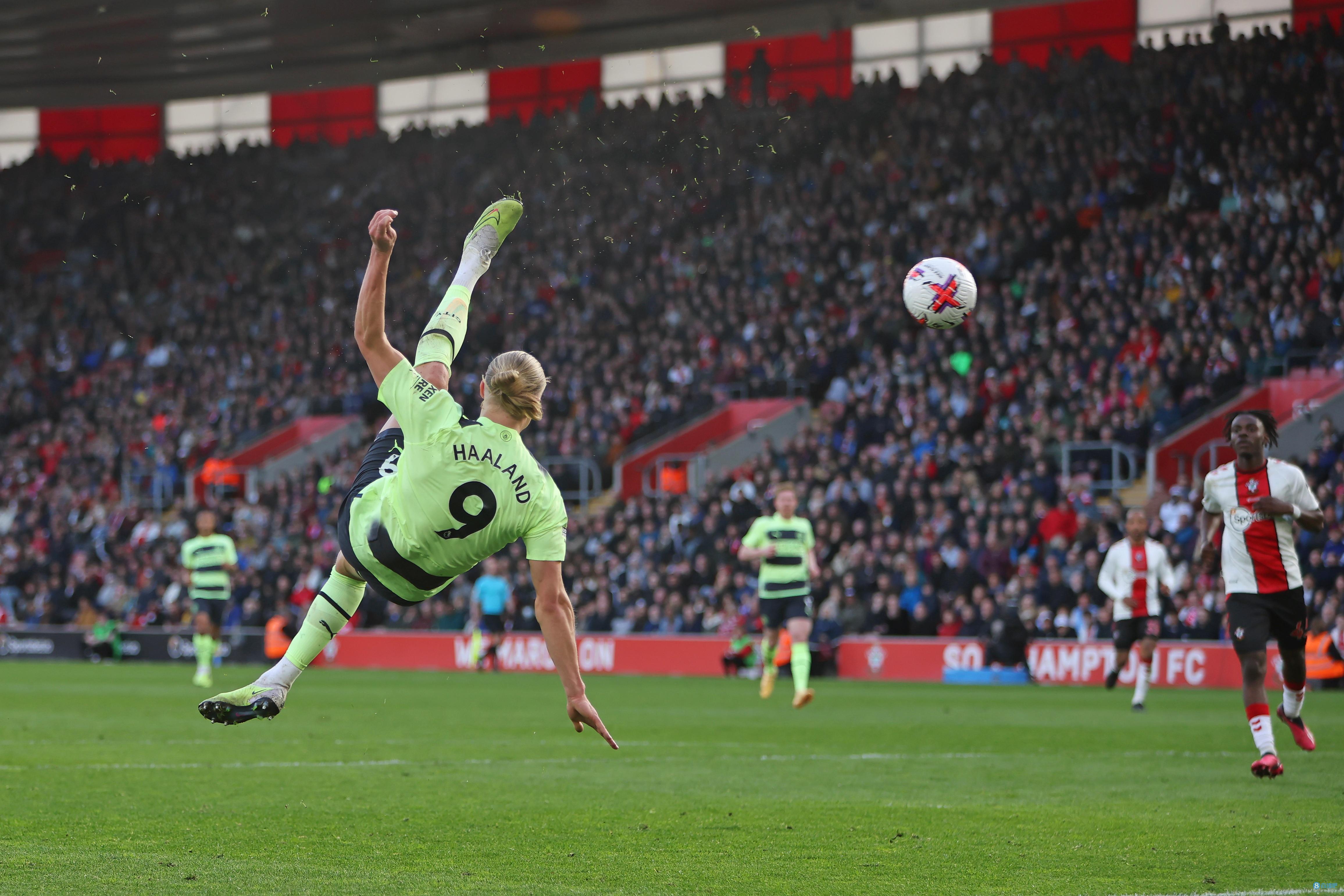 洛杉矶快船以131-116击败黄蜂，哈登55分创队史新高，成为NBA第四位得分超55分的球员，表现惊艳。（哈登55分创快船队史纪录，快船131-116擒黄蜂，成NBA55+得分第四人）