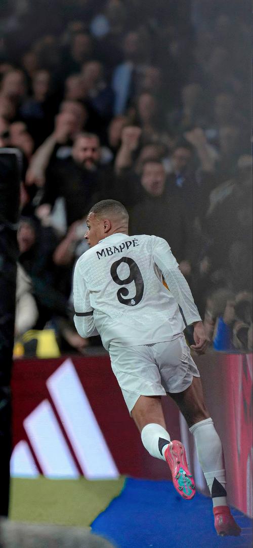 美术课上学生用课本表演变脸，轻松拿捏住精髓， 网友：“教科书式”变脸！（美术课上学生拿课本上演变脸，神还原精髓，网友直呼：教科书级！）