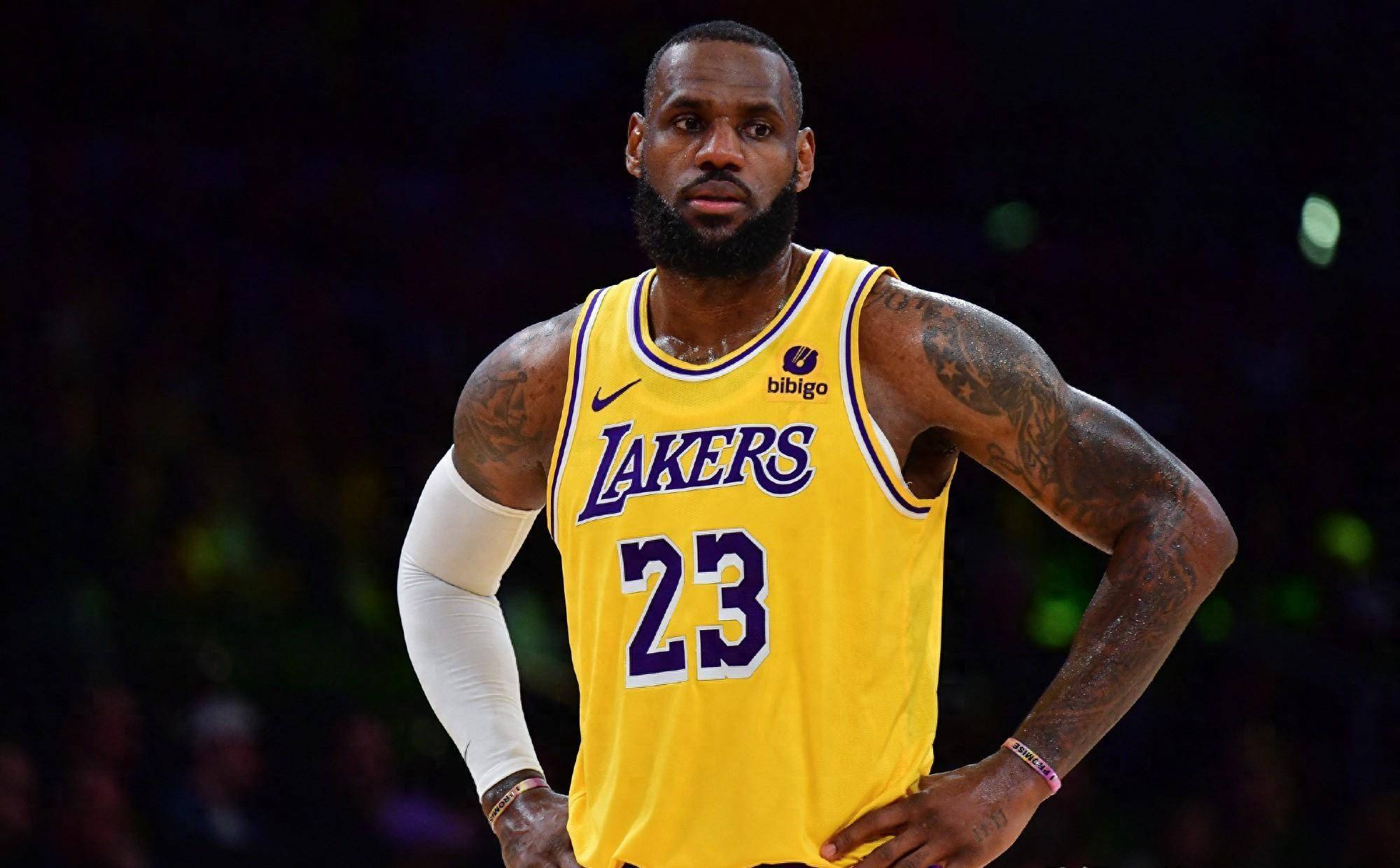 替补门将关键扑救，稳定球队防线（替补门将奉献关键扑救，稳住球队后防）