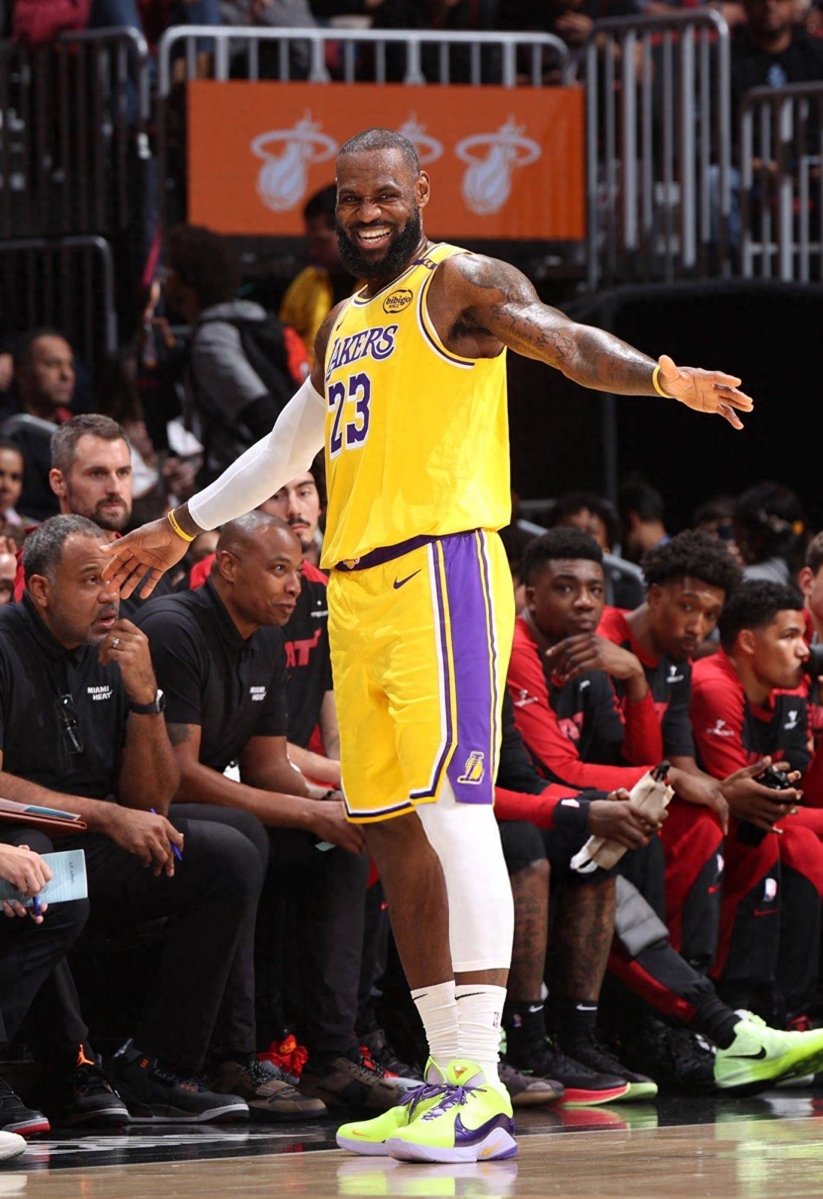 明日勇士战森林狼 库里时隔5场迎来复出 追梦因个人原因缺战（勇士明日迎战森林狼：库里时隔五场复出，追梦因个人事务缺席）