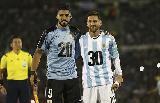 曼联将以1亿英镑的价格击败曼城，前锋签约已成定局，巴塞罗那的挖角行动也变得“认真”起来。（曼联拟砸1亿英镑压过曼城，前锋签约基本敲定，巴萨也认真投入争夺）