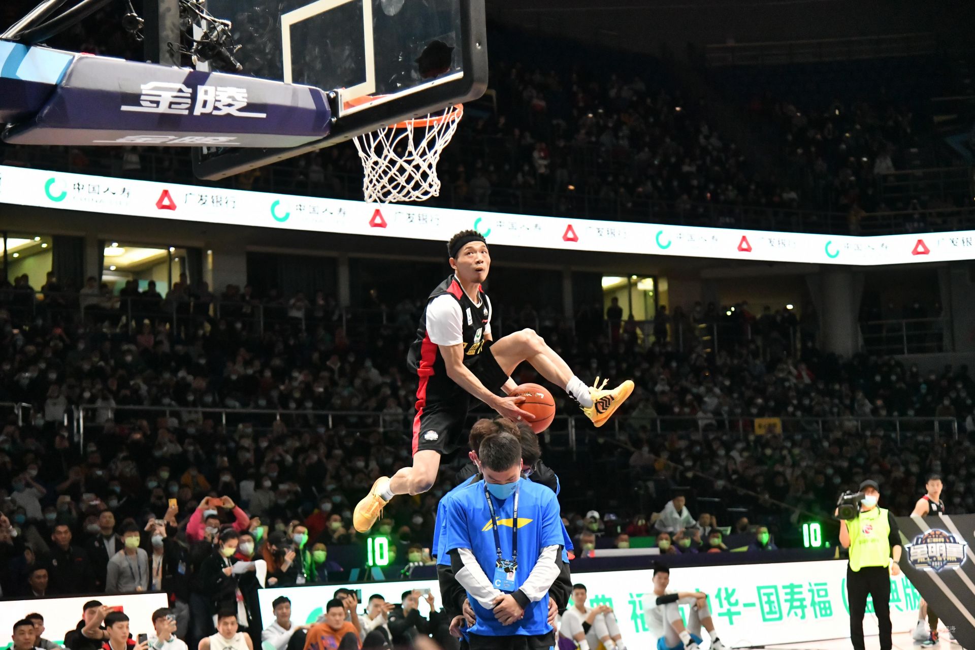 国足名将创业认准一条路：放弃功利 老实学日本（国足名将创业定一路线：摒弃功利，踏实向日本取经）