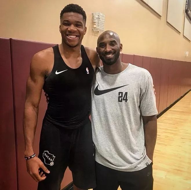 迈阿密国际夺美职联冠军，梅西淡定队友狂欢（迈阿密国际加冕美职联，梅西从容队友狂欢）