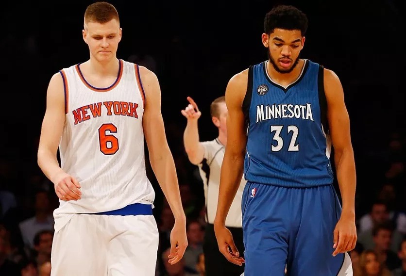 尼克斯举杯环节：哈特展现活宝属性小戳布伦森屁股（尼克斯举杯庆祝时刻：哈特调皮轻点布伦森臀部）