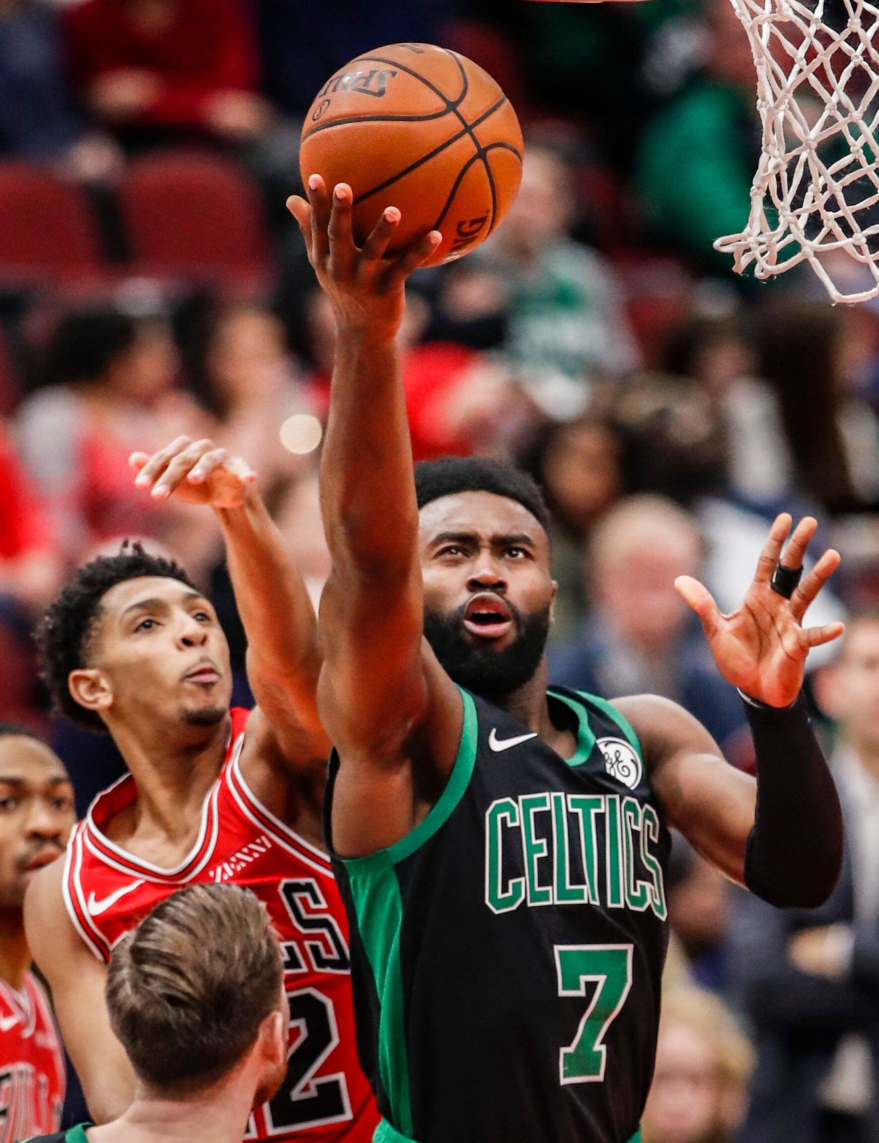 欧冠赛场精彩瞬间：巴萨2-1战胜拜仁,（欧冠之夜高光集锦：巴萨2-1力克拜仁）