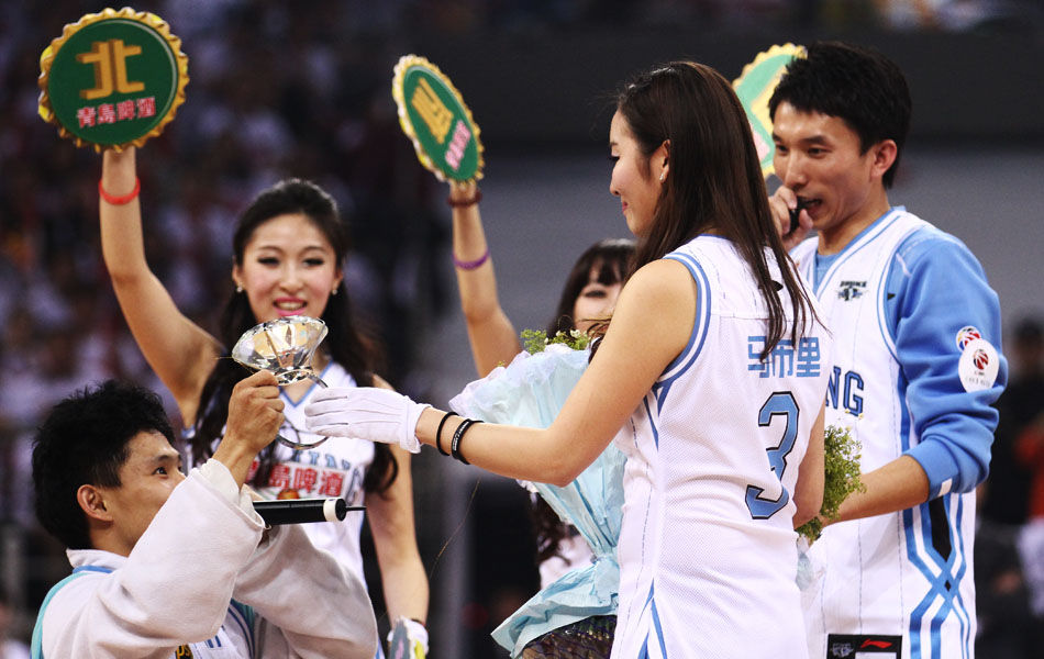 湖人杯赛主场不敌马刺引热议！媒体人：詹东里合体后最惨失利（湖人杯赛主场负于马刺掀热议，媒体称为詹东里合体以来最惨一败）