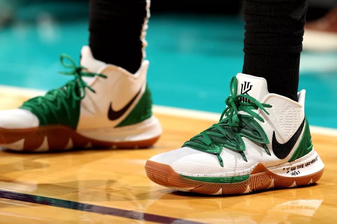 TA：利物浦球迷对阿诺德情感复杂，右路离开他后实力大打折扣（TA：阿诺德成红军球迷的矛盾焦点，右路失去他后战力明显下滑）