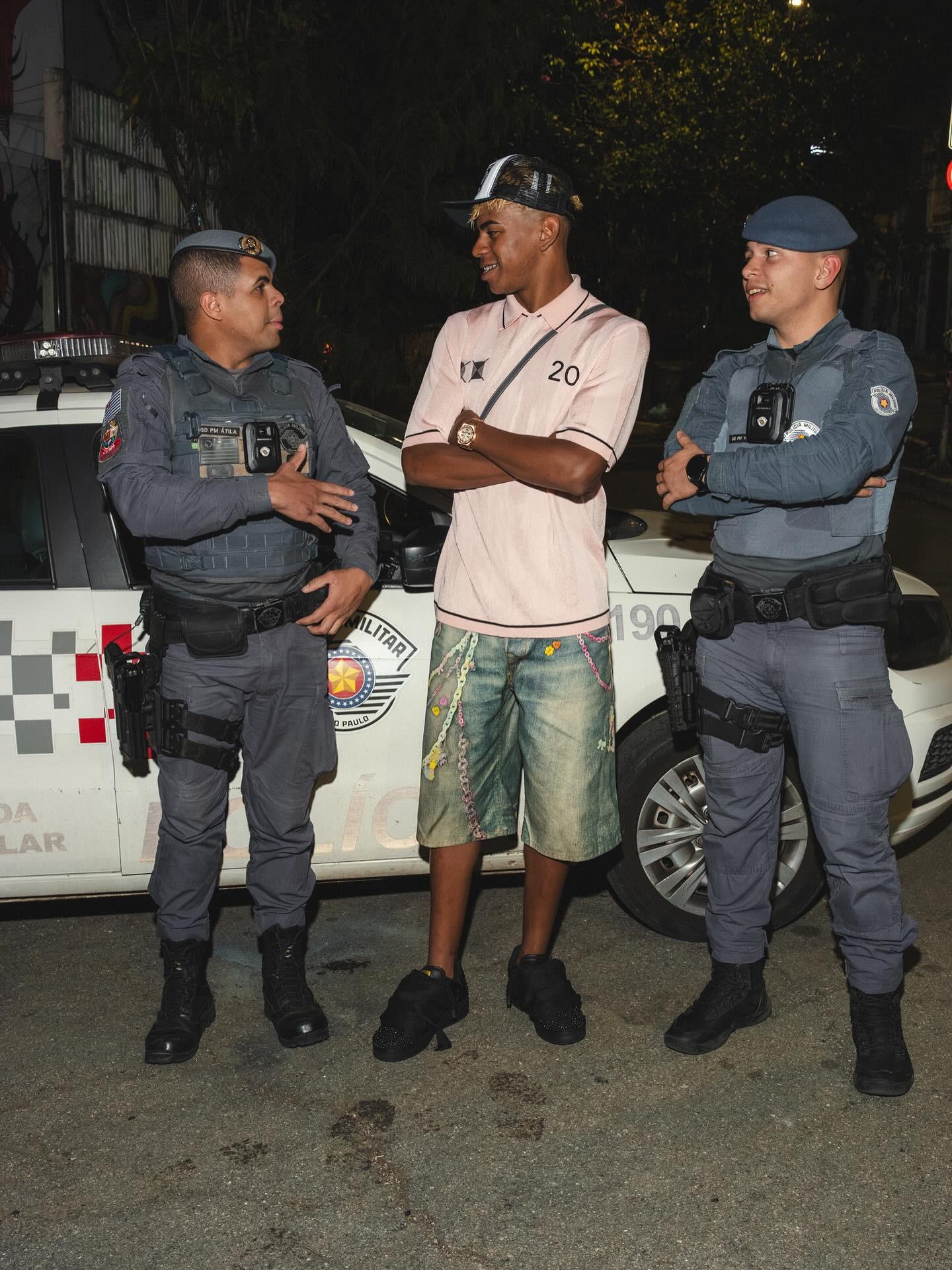 干得好兄弟！里夫斯顶防迫使阿门降速 东契奇黄雀在后送排球血帽（兄弟太给力！里夫斯强硬顶防逼阿门降速，东契奇后方补位送排球式大帽）