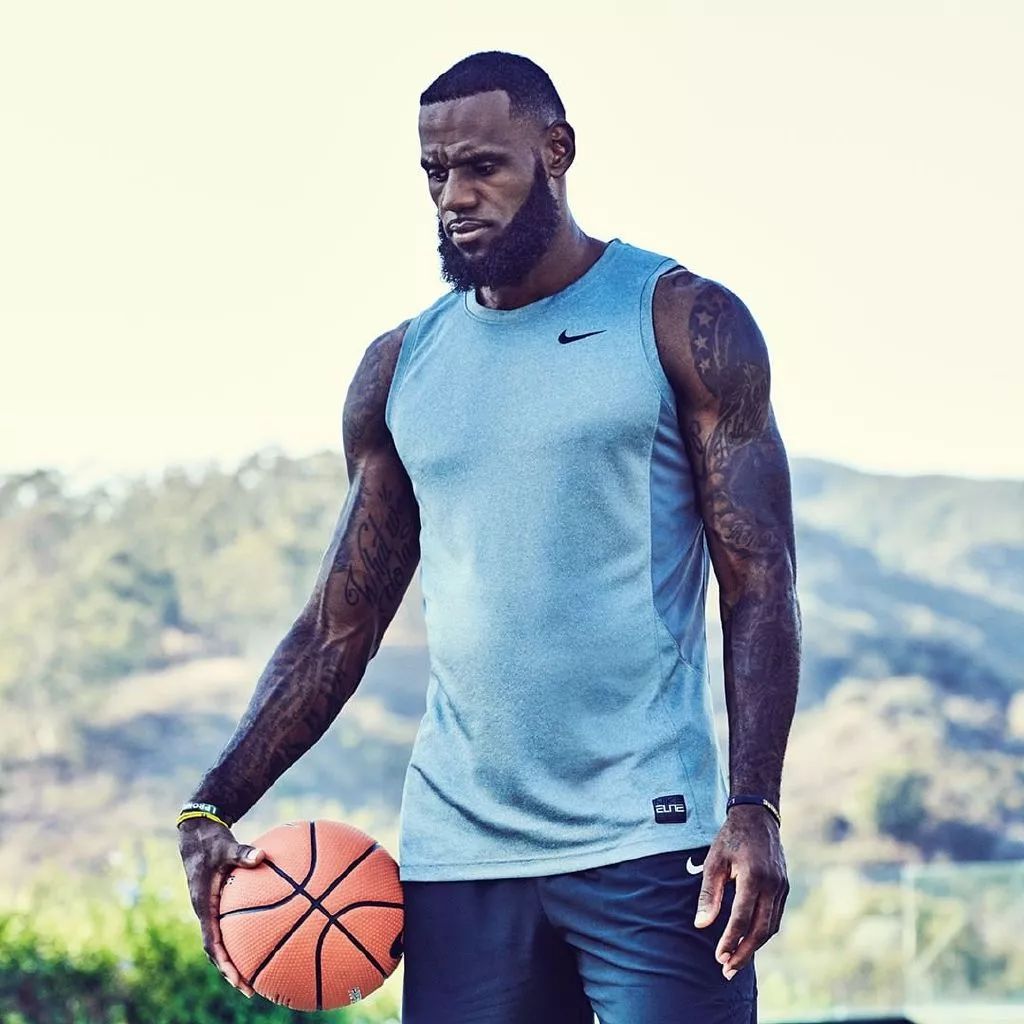 海兰江滑雪场新雪季暨州总工会职工滑雪技能培训启动（海兰江滑雪场新雪季启幕 州总工会职工滑雪技能培训同步启动）