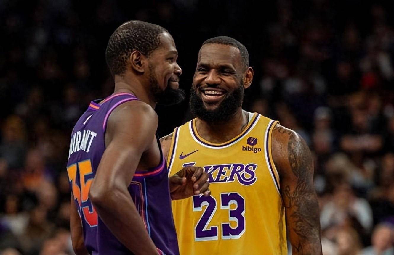 莱万：我经常带伤上场，肋骨骨折也硬撑；不着急决定未来（莱万称常带伤上阵，肋骨骨折也咬牙坚持；对未来暂不急于决定）