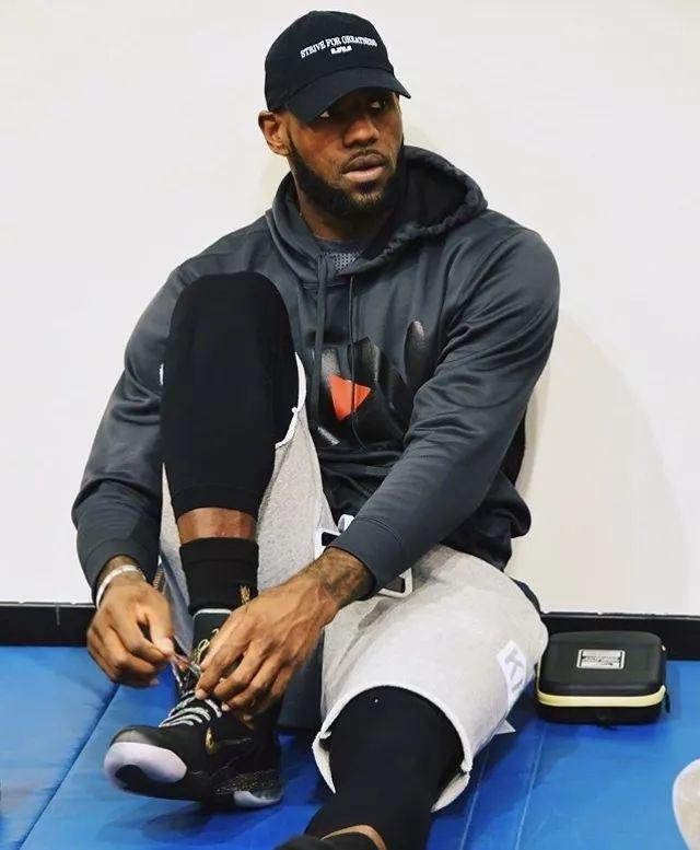 AC米兰在意大利杯负于拉齐奥，终结13场不败，放弃杯赛以专注意甲，凸显战略调整。（AC米兰意杯不敌拉齐奥，13场不败告终，弃杯专攻意甲显战略转向）