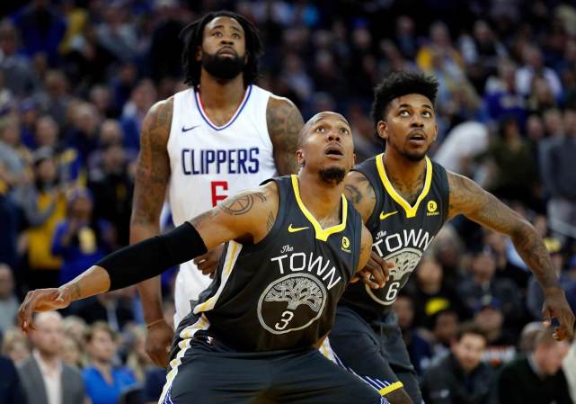 更团队了！本季福克斯关键时刻数据远低于获“关键先生”奖赛季（更讲团队！福克斯本季关键时段数据大幅低于其夺“关键先生”赛季）