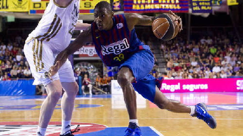 诺威尔半场表现惊人，独砍20分领先全队（诺威尔半场神勇，轰下20分领衔全队）