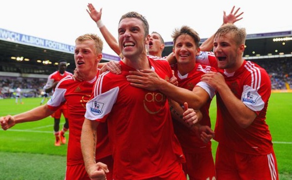 24岁巴西新神锋15轮11球！他竟从工地踢到英超，正与哈兰德争金靴（24岁巴西锋霸15场11球：从工地逆袭英超，如今与哈兰德竞逐金靴）