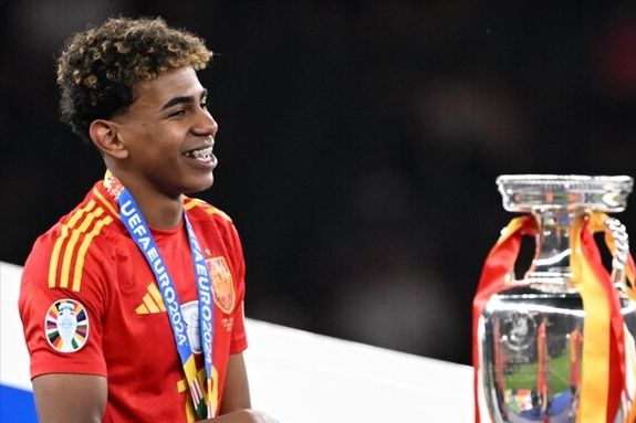 反身扣篮震撼全场（反身暴扣引爆全场）