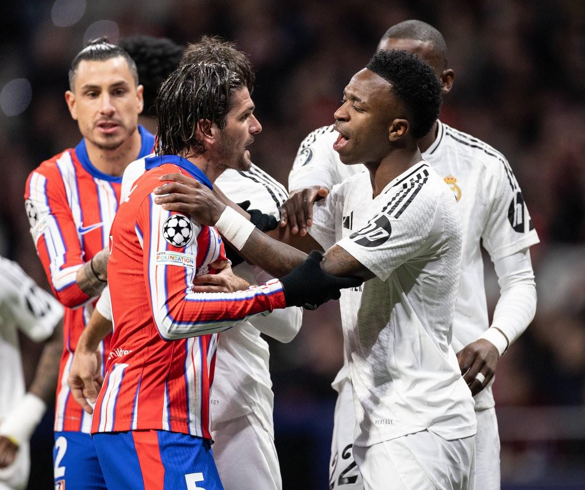 足球报：深圳新鹏城将在离队3名外援的相同位置进行补强（足球报：深圳新鹏城计划在三名离队外援的对应位置引援补强）