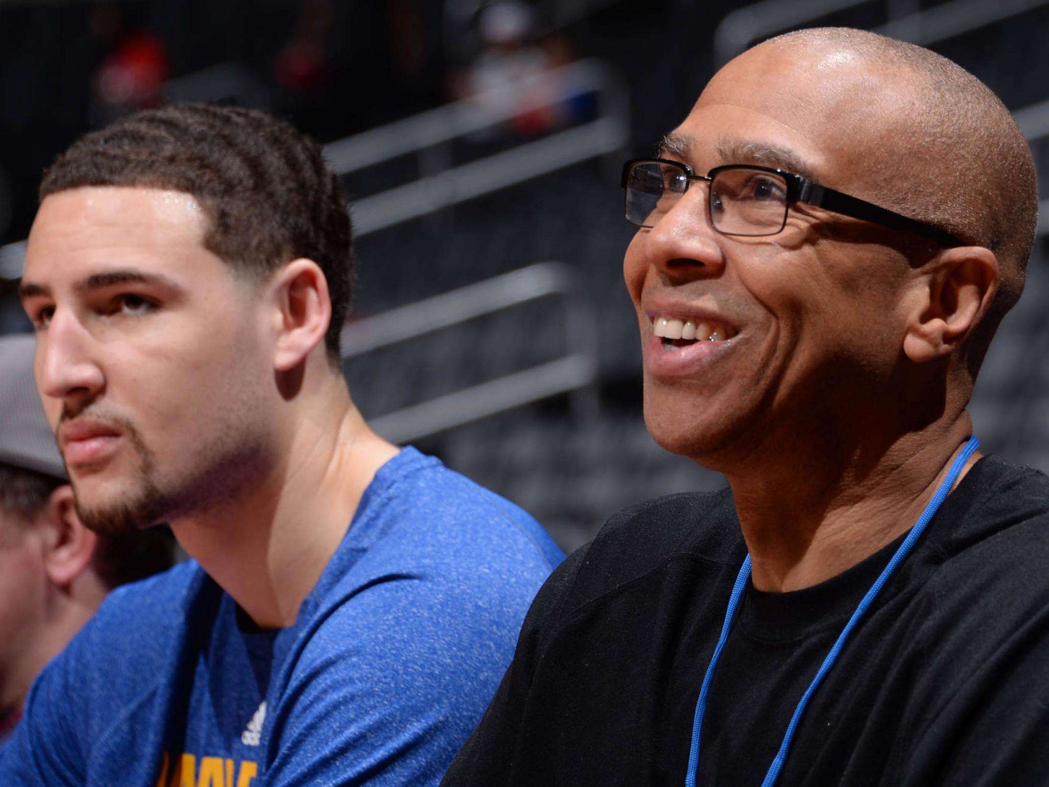 大胜33分！广东男篮晋级八强，“小胡金秋”表现出彩（轰赢33分！广东男篮挺进八强，“小胡金秋”闪耀全场）