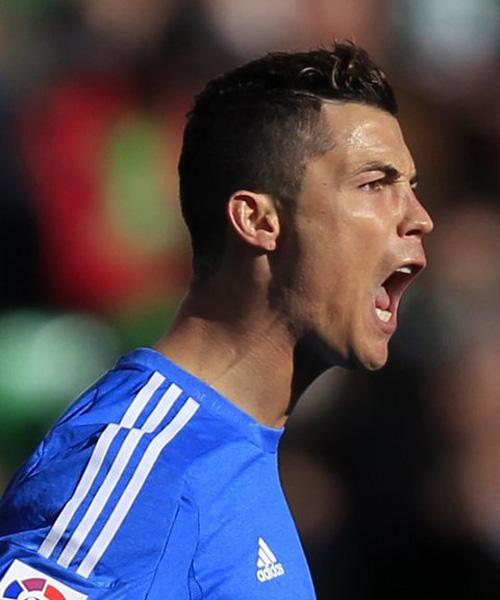 火药味！陶汉林垫脚纪卓违体犯规引刘维伟暴怒 冲到球场内质疑裁判吃T（赛场火药味十足：陶汉林疑似垫脚、纪卓违体，刘维伟怒闯场内质疑判罚被判技犯）