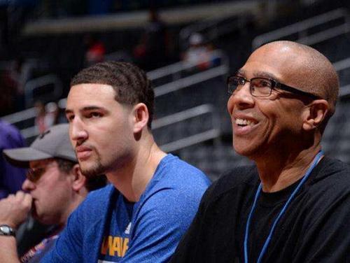 英超球星圣诞温情时刻：十对伴侣的家庭故事（英超球星圣诞暖心瞬间：十对伴侣的温馨日常）