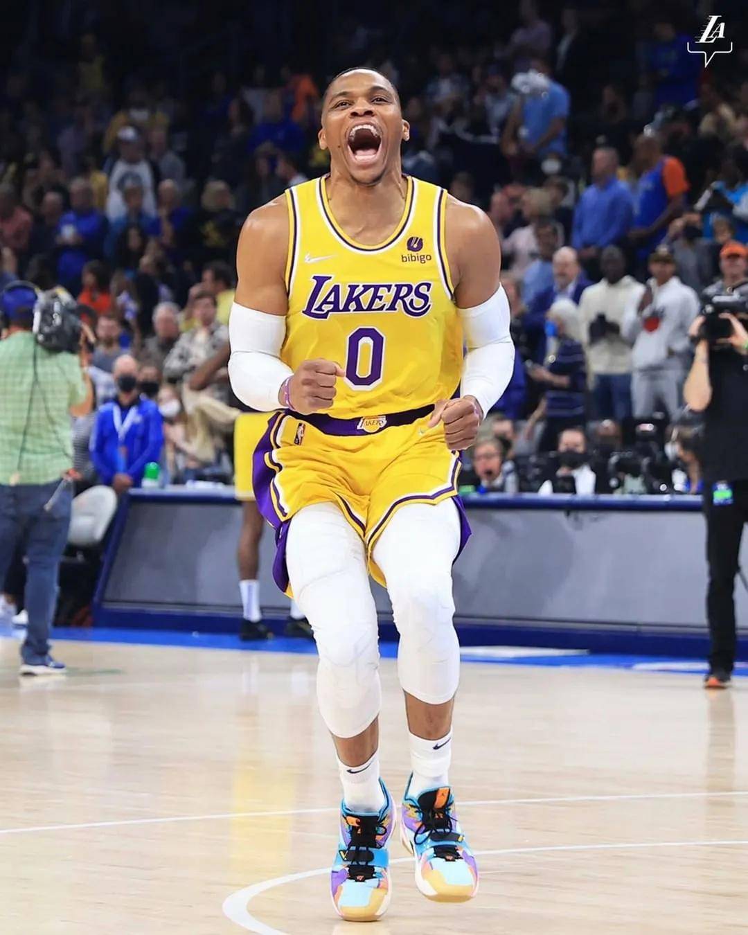 记者：卡马文加左脚踝轻微扭伤，将于周六接受进一步检查（记者称卡马文加左脚踝轻度扭伤，周六将接受进一步检查）